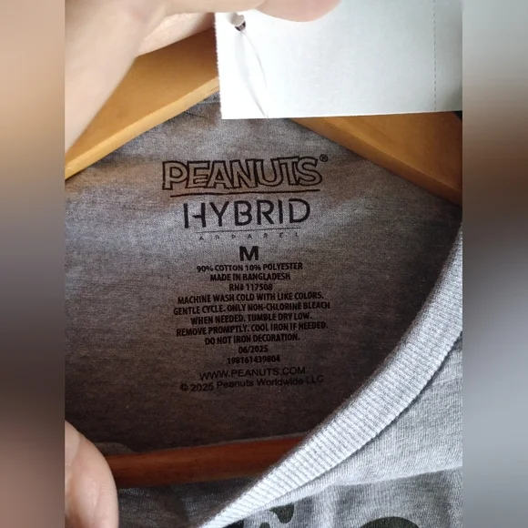 NWT Gray Snoopy Peanuts T-Shirt Explore The Outdoors Size Medium - Picture 6 of 6